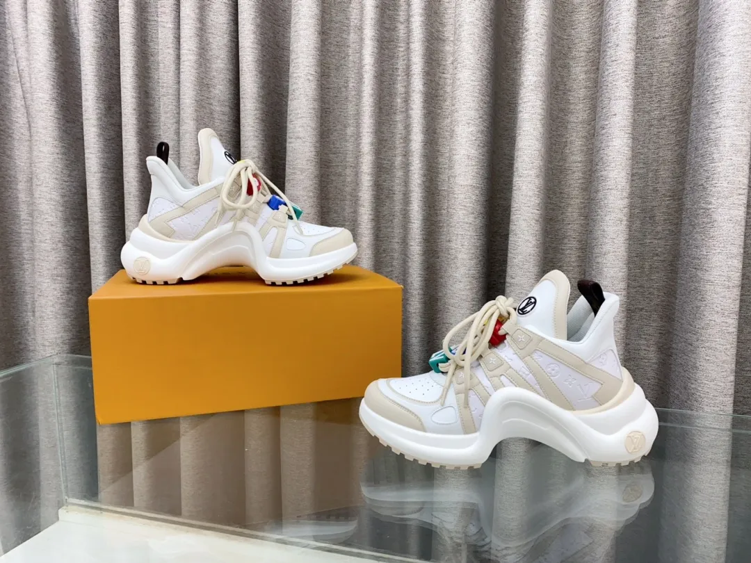 👟👟Ex-factory price 760👟👟 Louis Vuiton·Louis Vuitton 24/ New Chinese Valentine's Day limited edition LV Archlight series arch sole dad shoes casual thick-soled lace-up sneakers top version🔝original purchase, development and production👍🏻 This LV dad shoe features an eye-catching wavy sole and large tongue. It is equipped with a sporty super-elastic running shoe style rubber outsole, which is very eye-catching. It is also combined with a soft and elastic upper made of a variety of high-tech fabrics, making the upper foot comfortable and soft! 🤩 Fabric: Original custom-made first-layer cowhide + technical fabrics Lining: Original imported breathable mesh lining + cowhide foot pads Sole: Original molded correct U-shaped arch outsole Bottom thickness: about 5cm Size: 35-39 (40.41 custom-made, non-refundable)